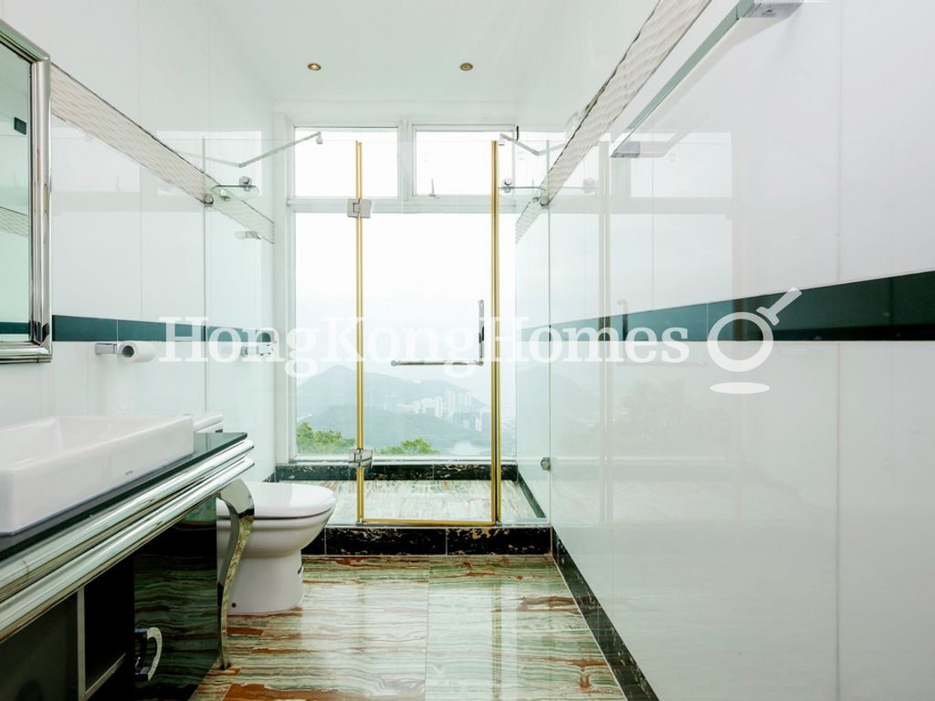 Second Ensuite Bathroom — 卓能山莊，山頂
