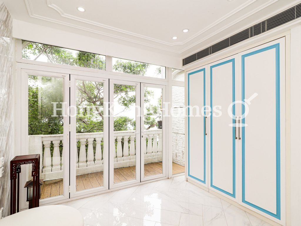 Third Ensuite Bathroom — 卓能山莊，山頂
