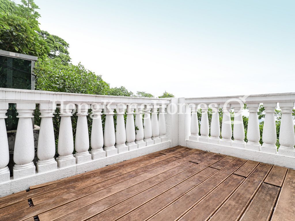 Private Terrace off Living Room — 卓能山莊，山頂