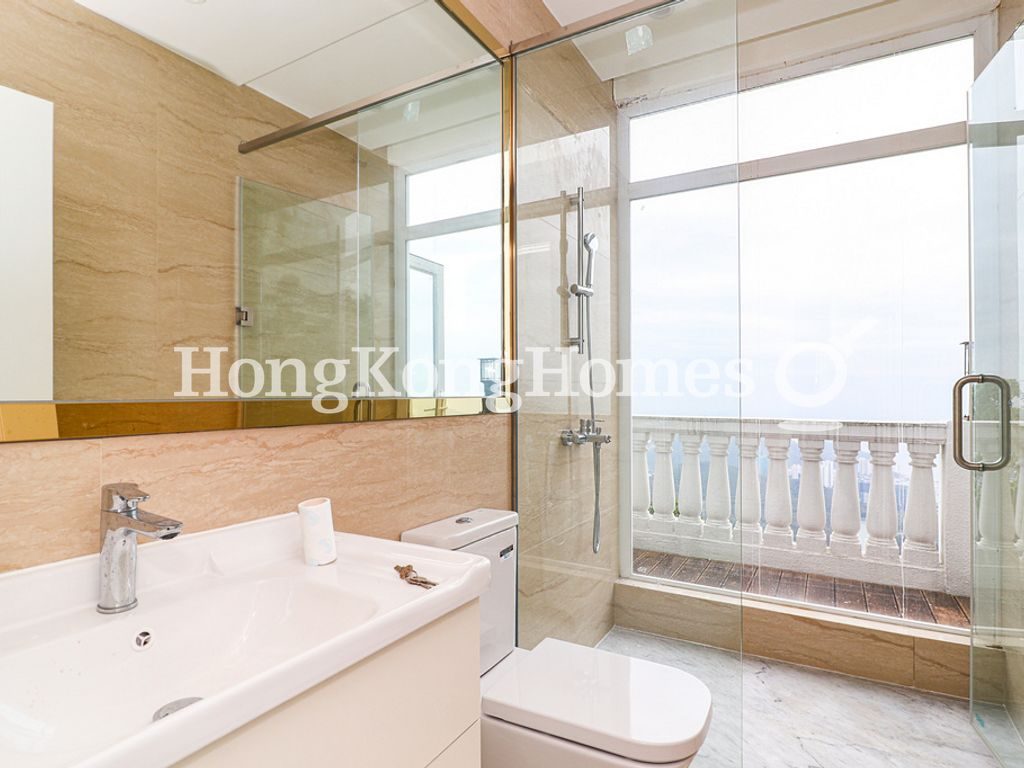 Second Ensuite Bathroom — 卓能山莊，山頂