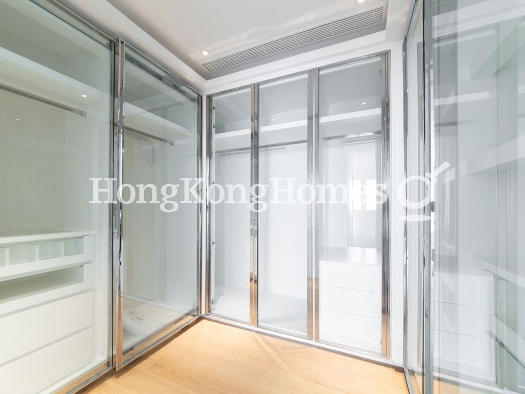 Walk-in Closet in Master Bedroom — 加列山道29-33號，山頂