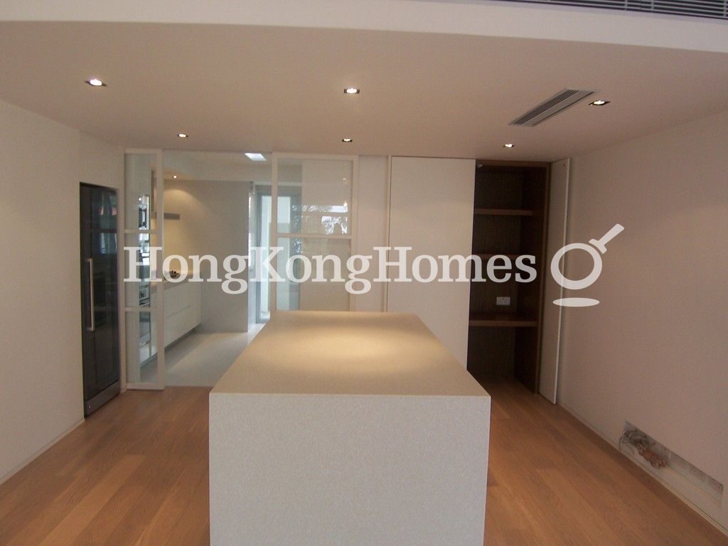 Kitchen & Breakfast Bar — Strawberry Hill, The Peak