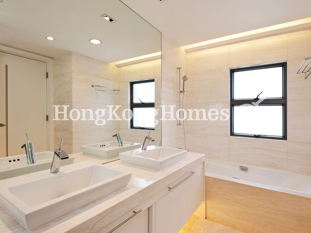Master Bathroom — 山景花園別墅，山頂