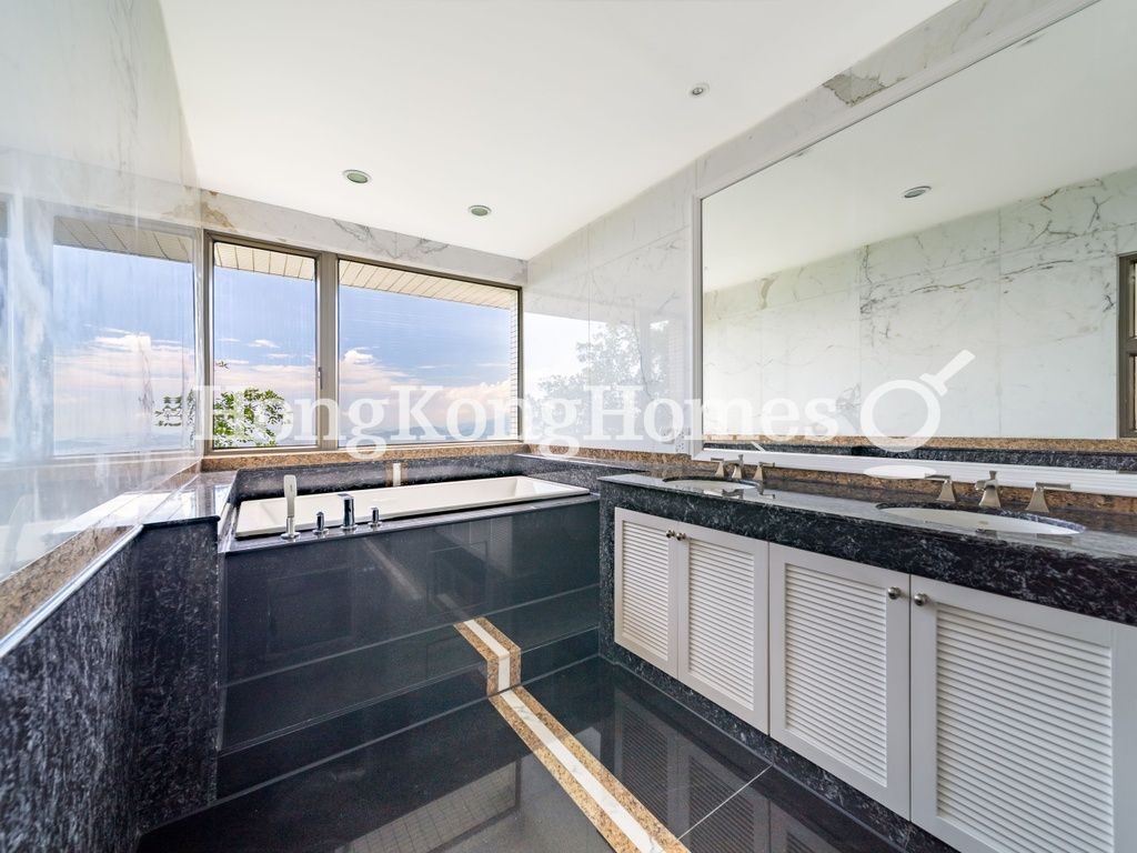 Master Bathroom — Mount Austin Estate, The Peak