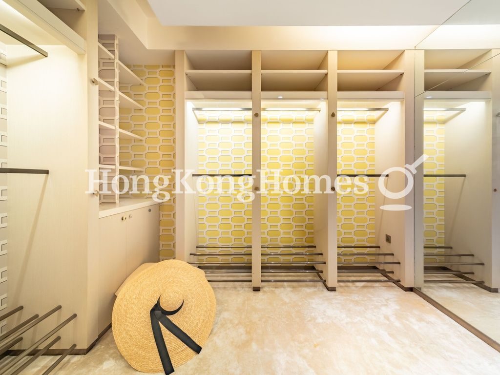 Dressing Area in Master Bedroom — 薈萃苑，西半山