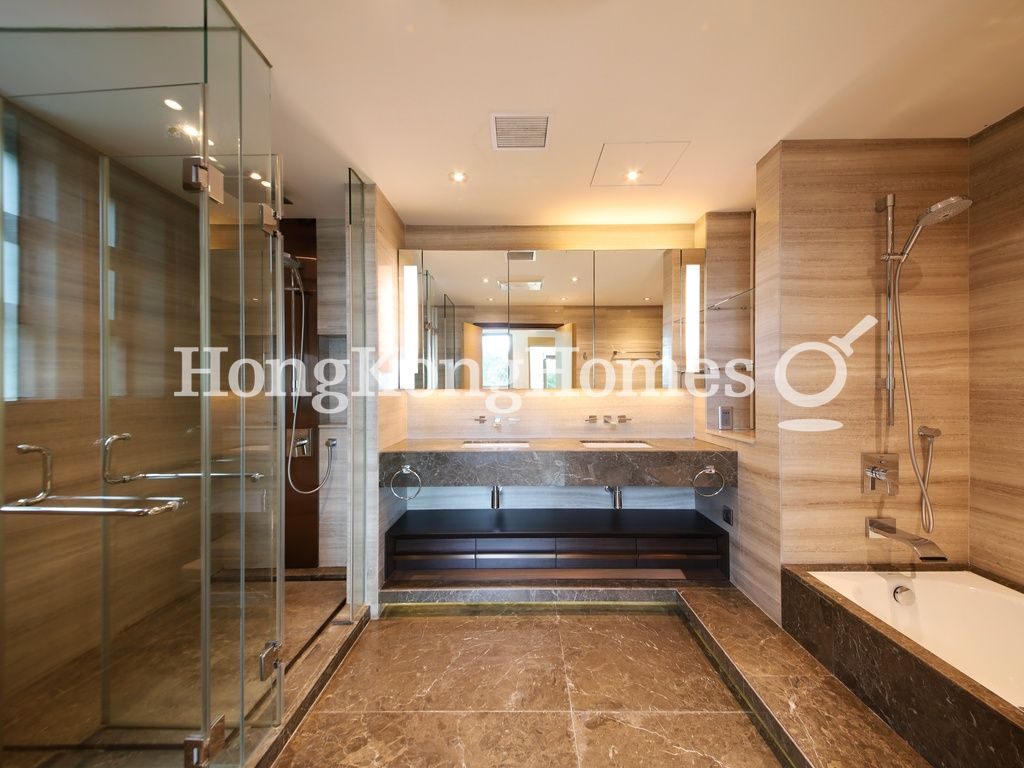 Master Bathroom — 加列山道 74 號，山頂