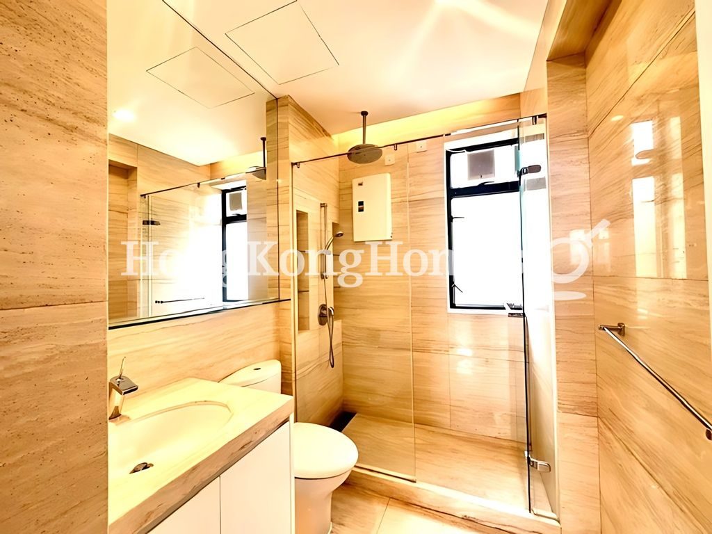 Second Ensuite Bathroom — Coombe Road, 21, The Peak