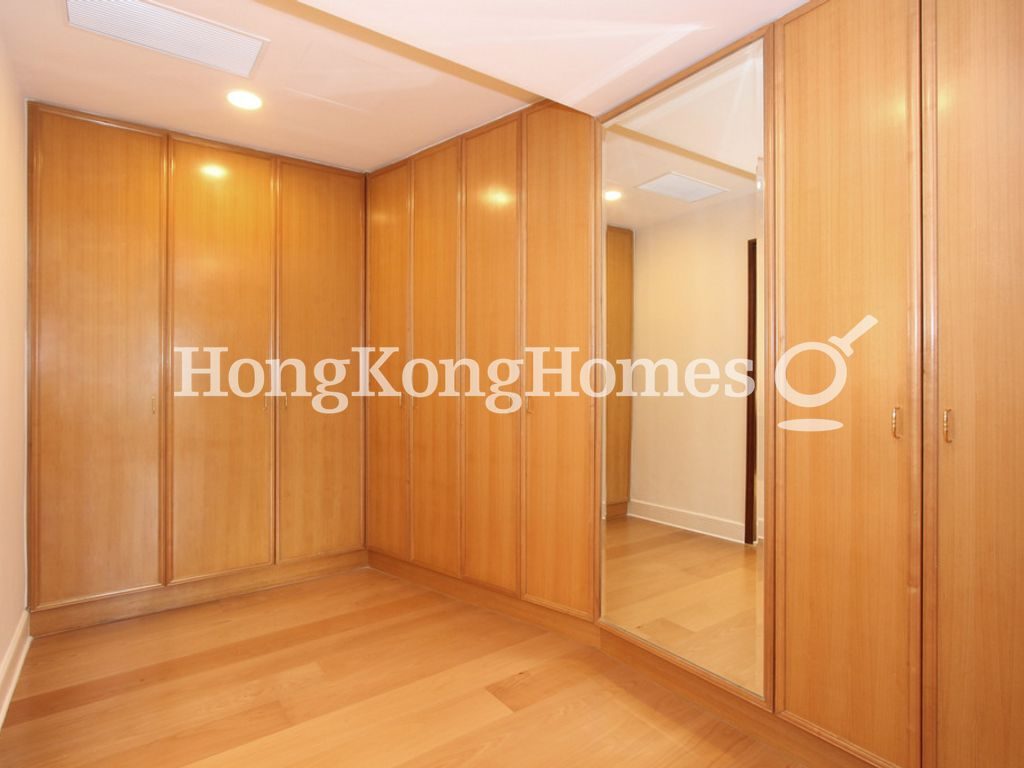 Walk-in Closet in Master Bedroom — 深水灣道 39號，深水灣