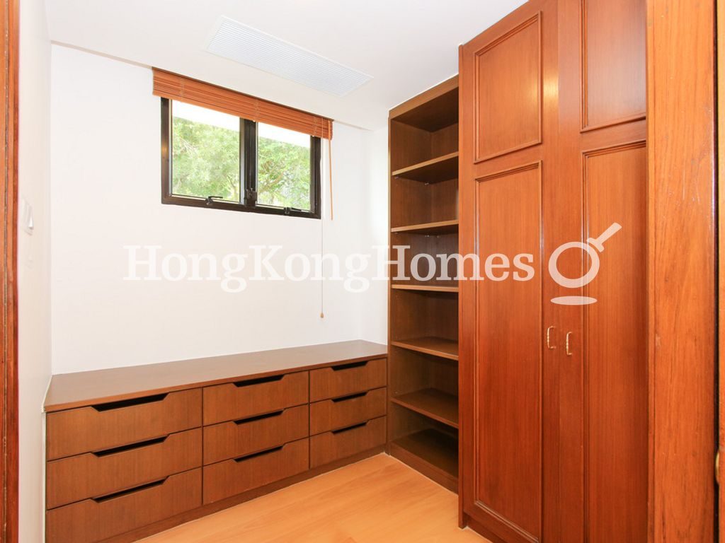 Walk-in Closet in Second Bedroom — 深水灣道 39號，深水灣