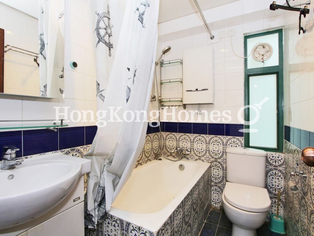 Guest Bathroom — 添寶閣，西半山
