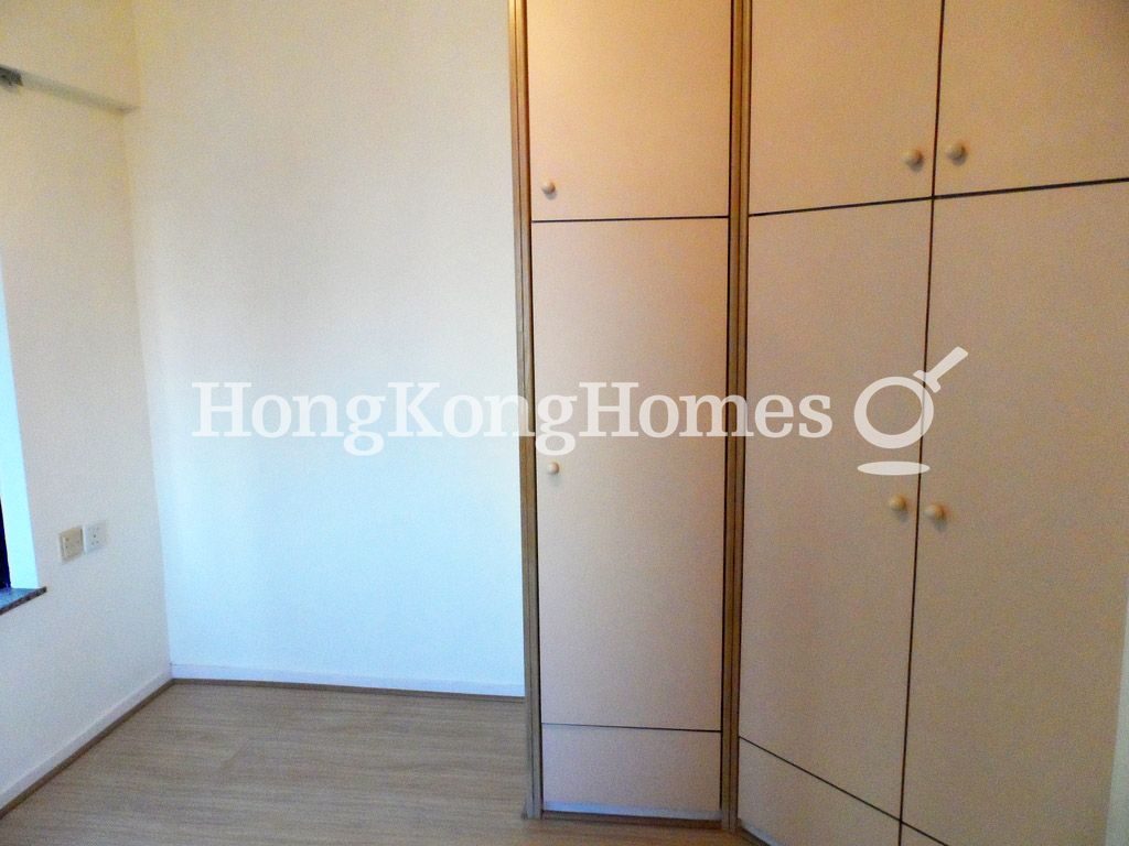 Built-in Wardrobe in Master Bedroom — 豫苑 - 第01座，西半山