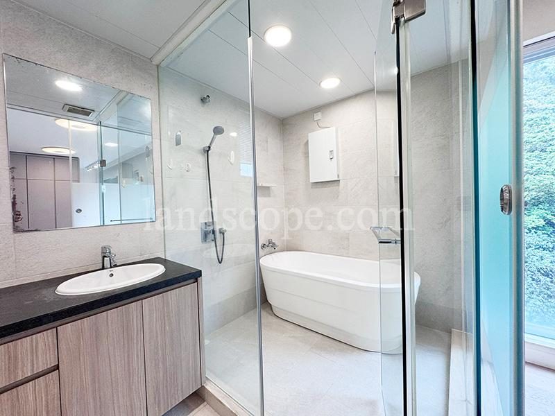 photo 8 — Leon Court, Midlevels East