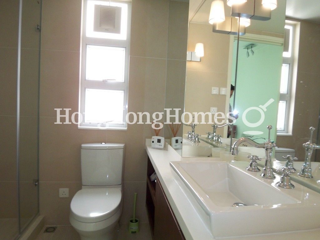 Guest Bathroom — 鳳輝台 7 號，跑馬地