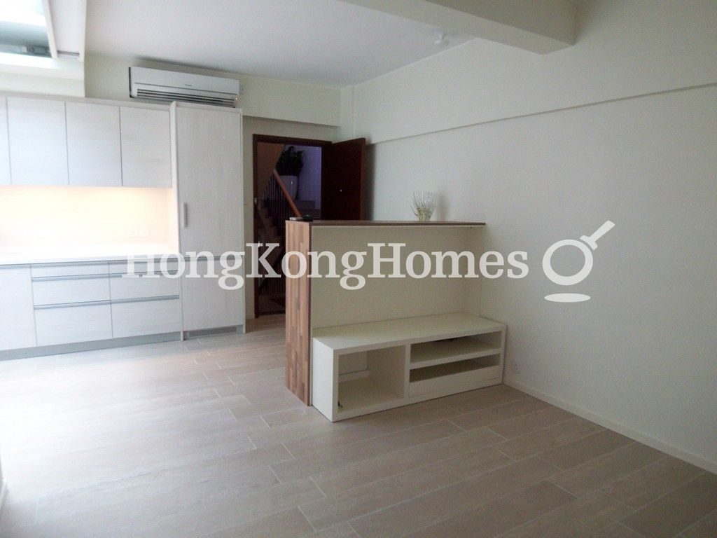 Storage on Roof Terrace — 鳳輝台 7 號，跑馬地