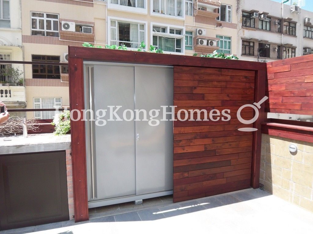 Washroom on Roof Terrace — 鳳輝台 7 號，跑馬地