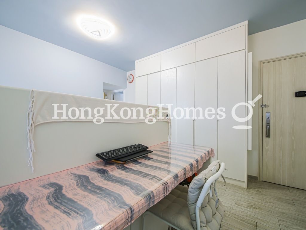 Countertop off the Kitchen — 李節花園，灣仔
