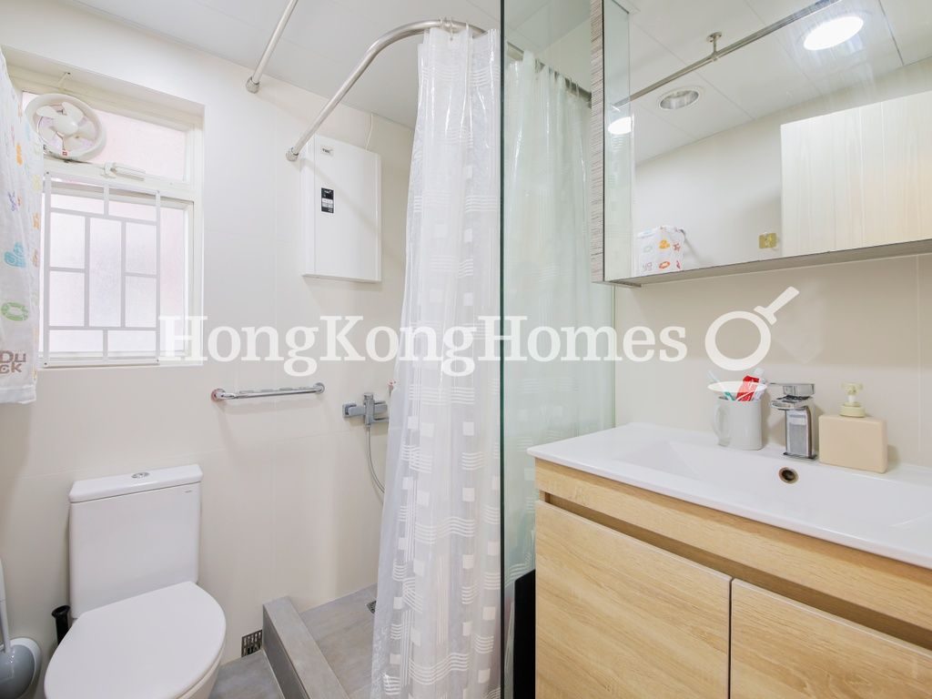 Guest Bathroom — 李節花園，灣仔