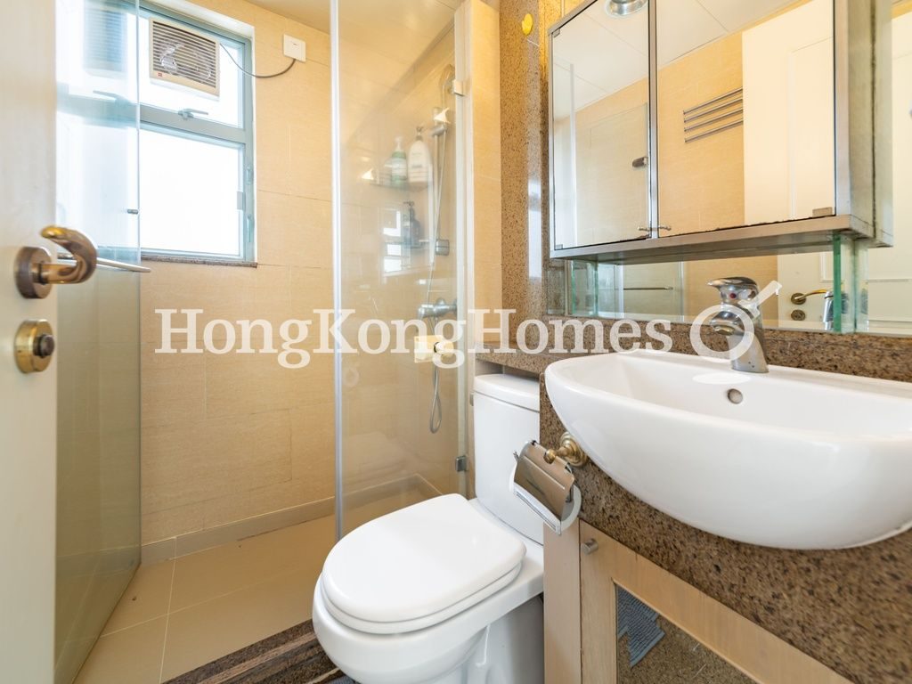 Guest Bathroom — Queen's Terrace - Tower 01, Sheung Wan