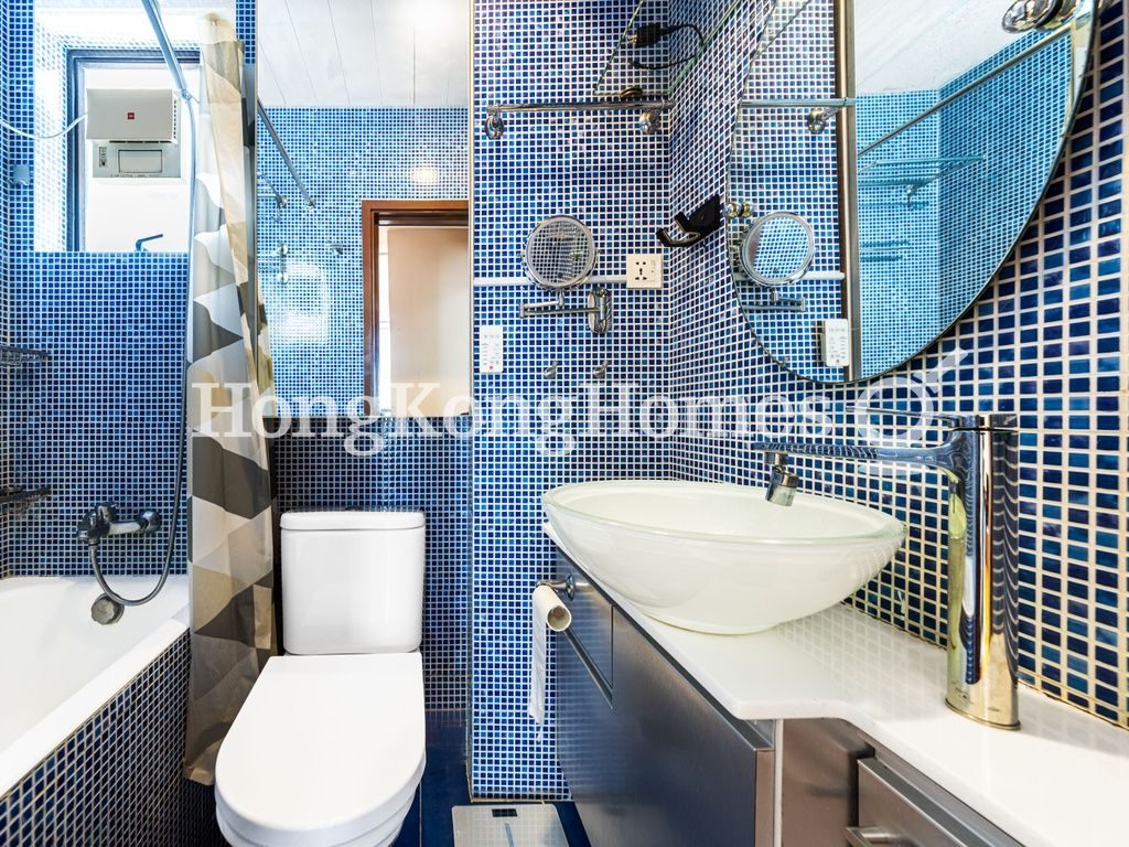 Guest Bathroom — Smiling Court, Mid-levels West