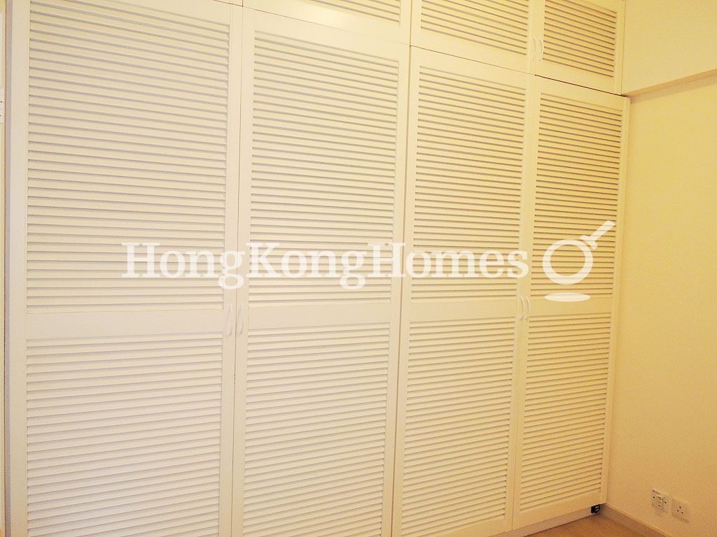 Built-in Wardrobe in Master Bedroom — 雅園，跑馬地