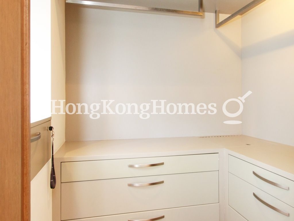 Walk-in Closet in Bedroom — 廣堅大廈，西半山