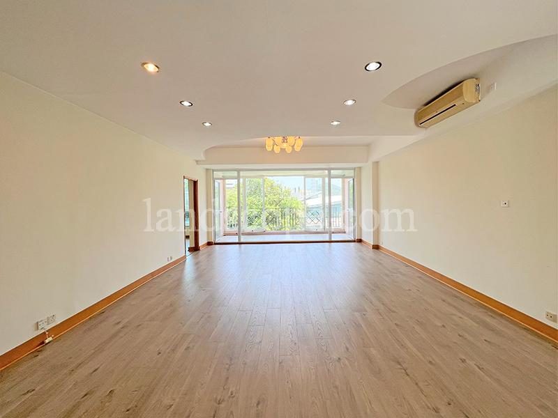 photo 3 — Riviera Apartments, Repulse Bay