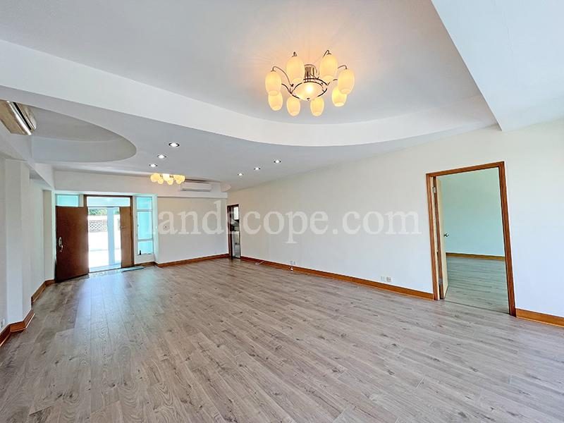 photo 4 — Riviera Apartments, Repulse Bay