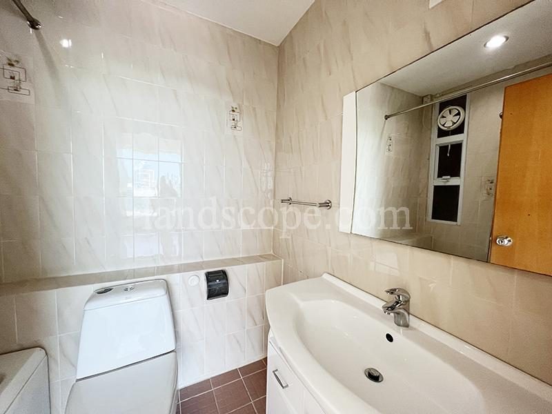 photo 10 — Riviera Apartments, Repulse Bay