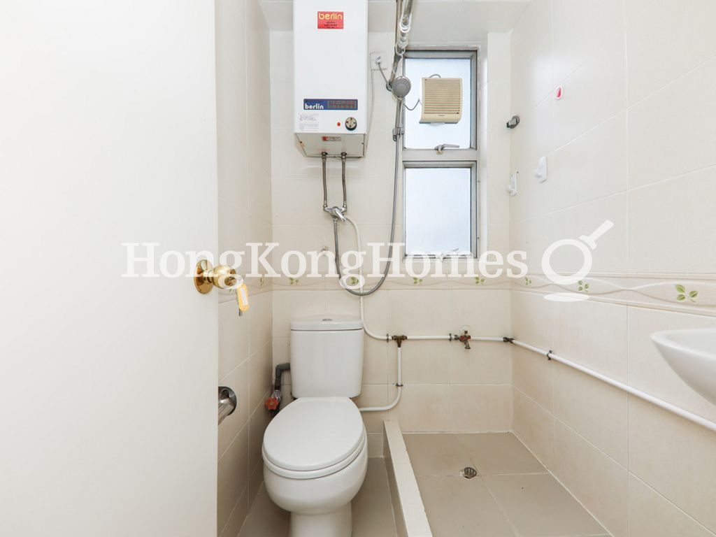 Guest Bathroom — Rich Court, Mid-levels West