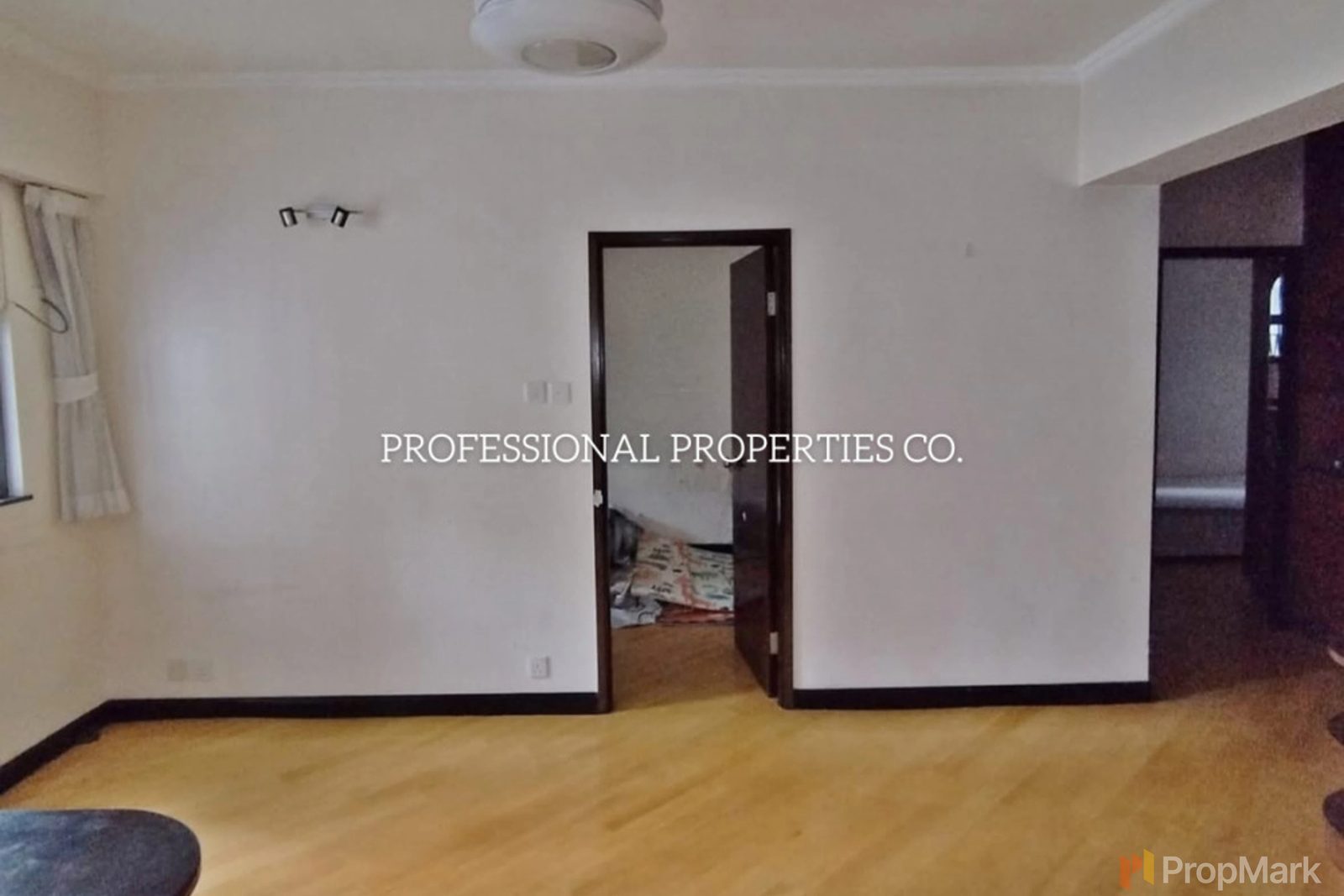 photo 3 — Yue King Building, Wan Chai