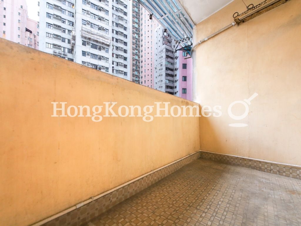 Balcony off Living and Dining Room — 興華大廈，西半山