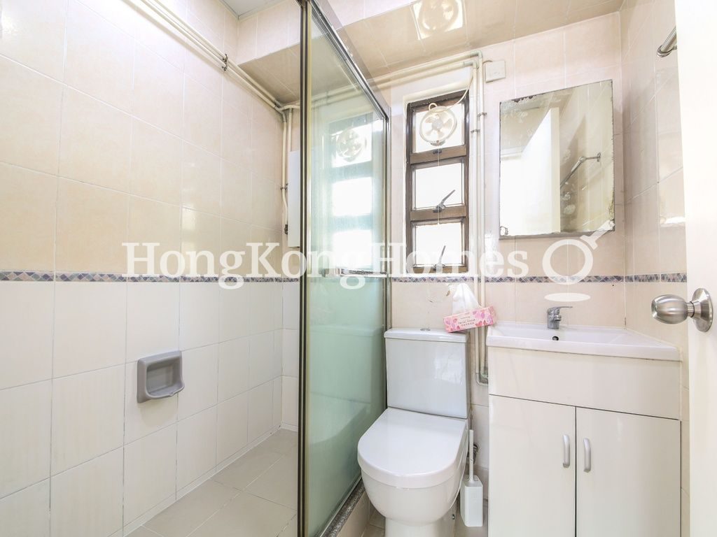 Guest Bathroom — 雅緻苑，跑馬地