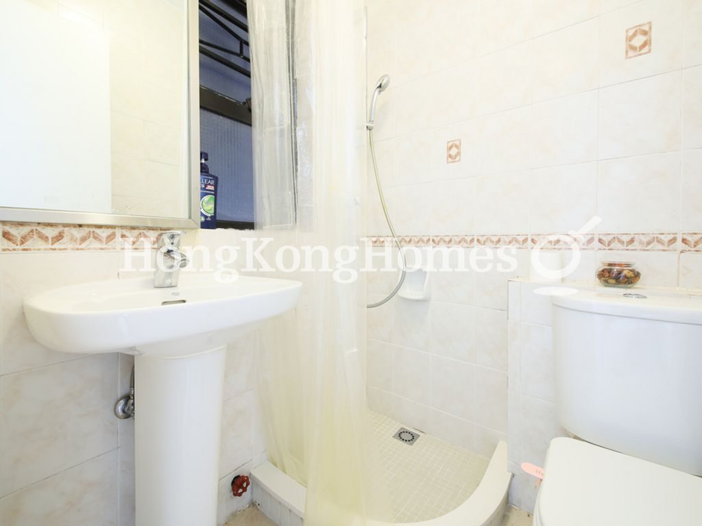 Guest Bathroom — 美琳苑，薄扶林