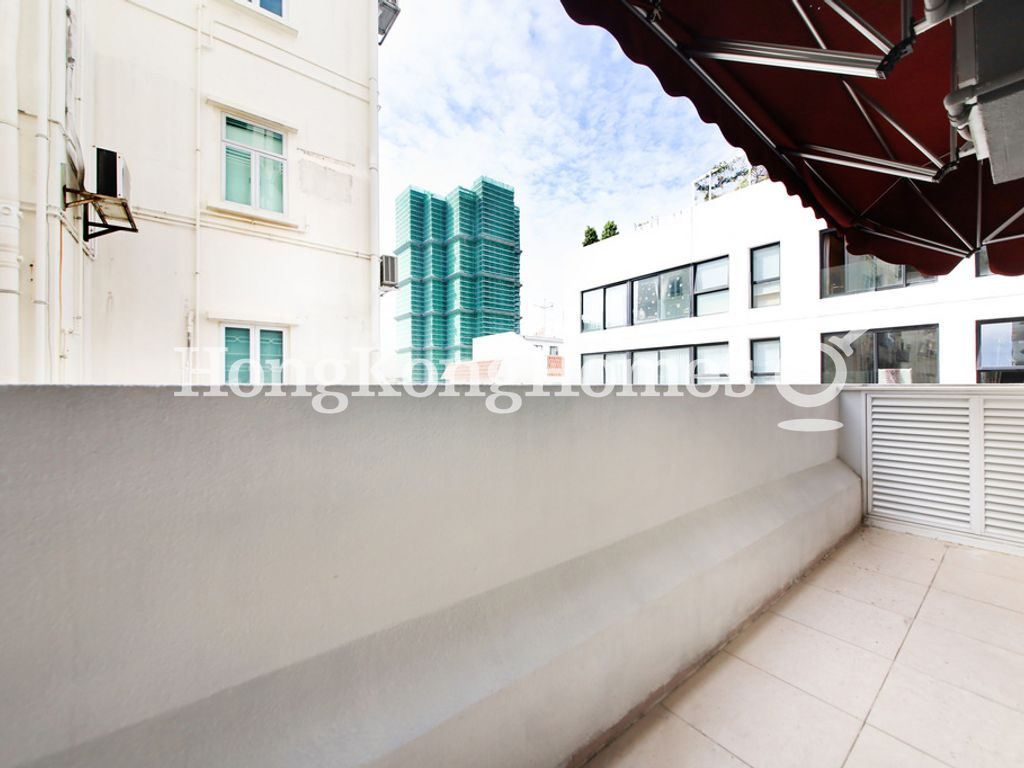 Balcony Off master Bedroom — 美琳苑，薄扶林