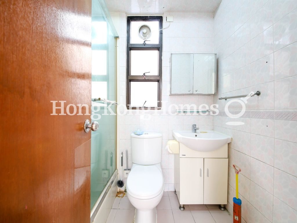 Guest Bathroom — 和益大廈，西營盤