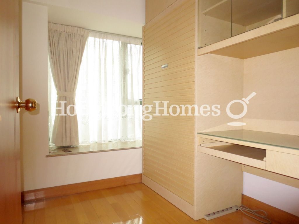 Built-in Wardrobe in Second Bedroom — 柏景灣 - 09座，大角咀