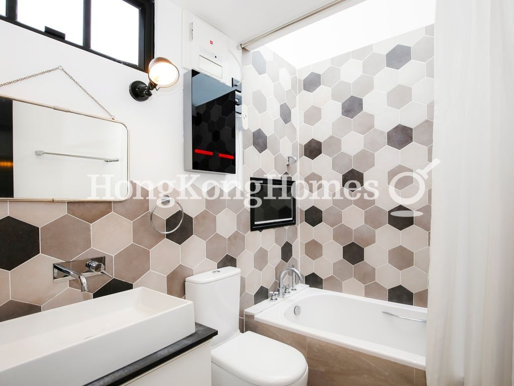 First Guest Bathroom — 英輝閣，西半山