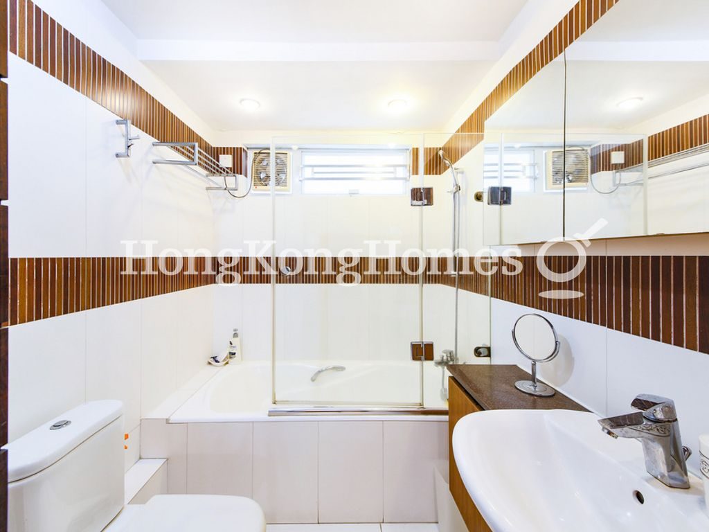Guest Bathroom — 雅景大廈，跑馬地