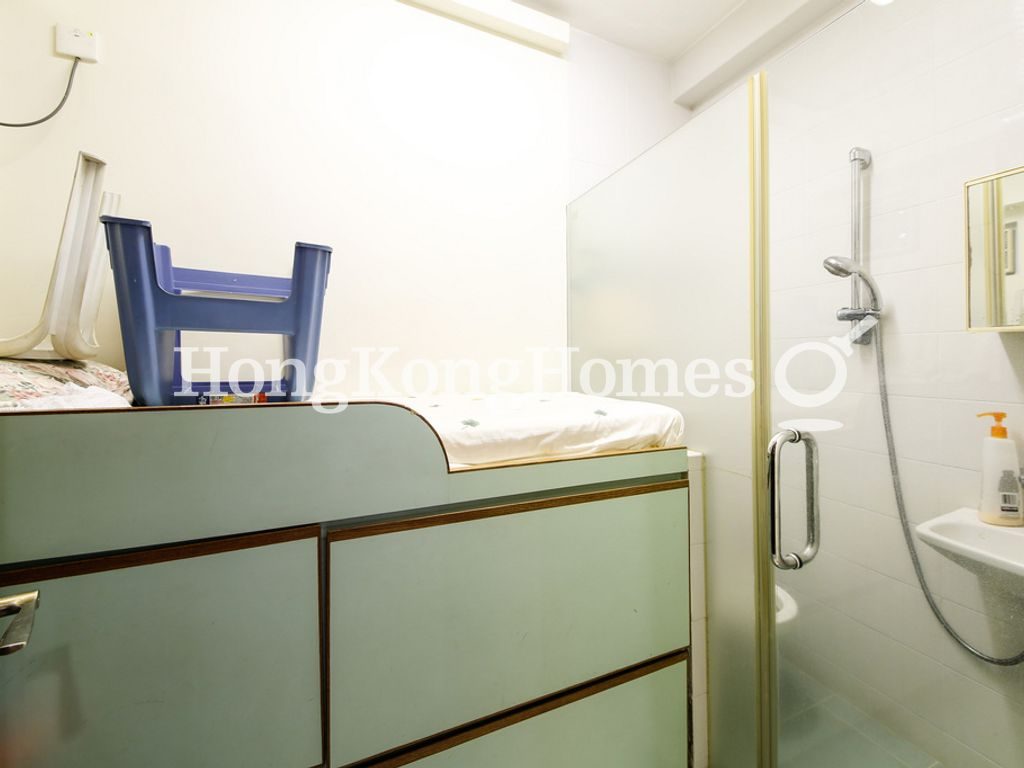 Maid's Room and Washroom — 雅景大廈，跑馬地