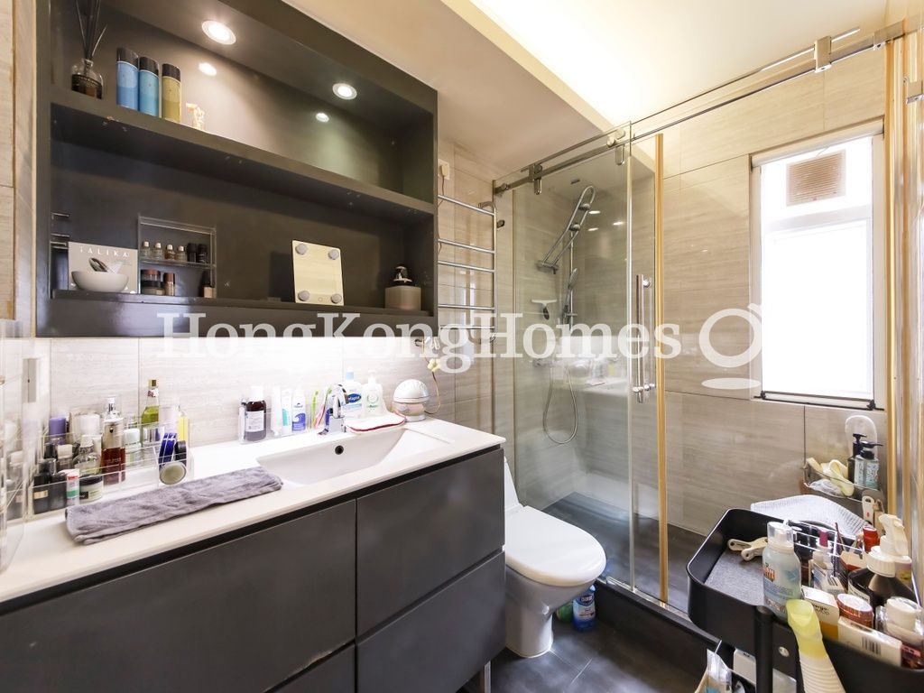Ensuite Bathroom — 愉安大廈，跑馬地