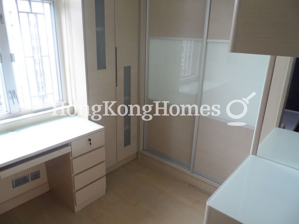 Walk-in Closet in Master Bedroom — 太古城 - 寶山閣，太古城