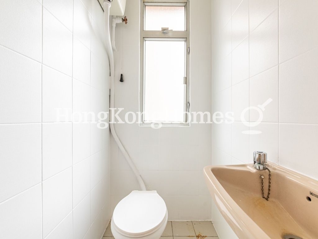 Guest Powder Room — 宜新大廈，西半山