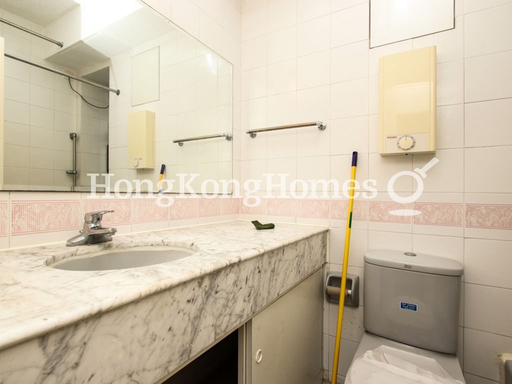 Guest Bathroom — 光明臺 2 座，大坑
