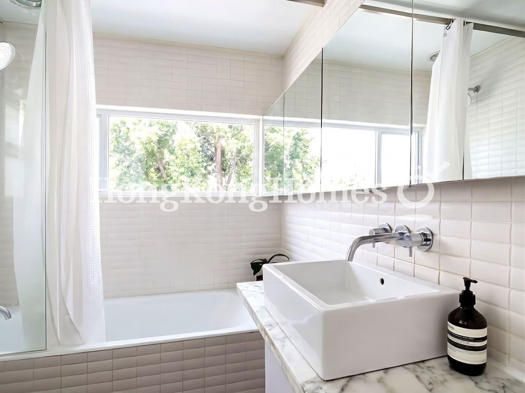 Ensuite Bathroom — 伊利近街 7-13 號，中環