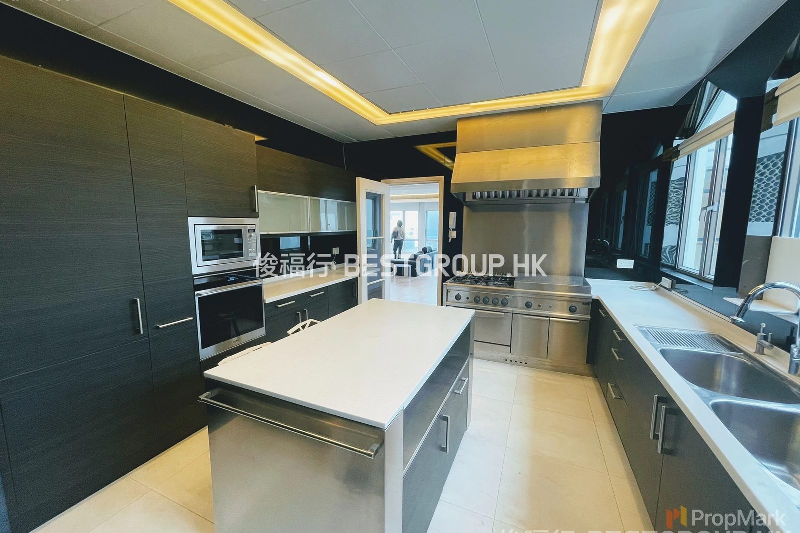 photo 15 — Guildford Court, The Peak