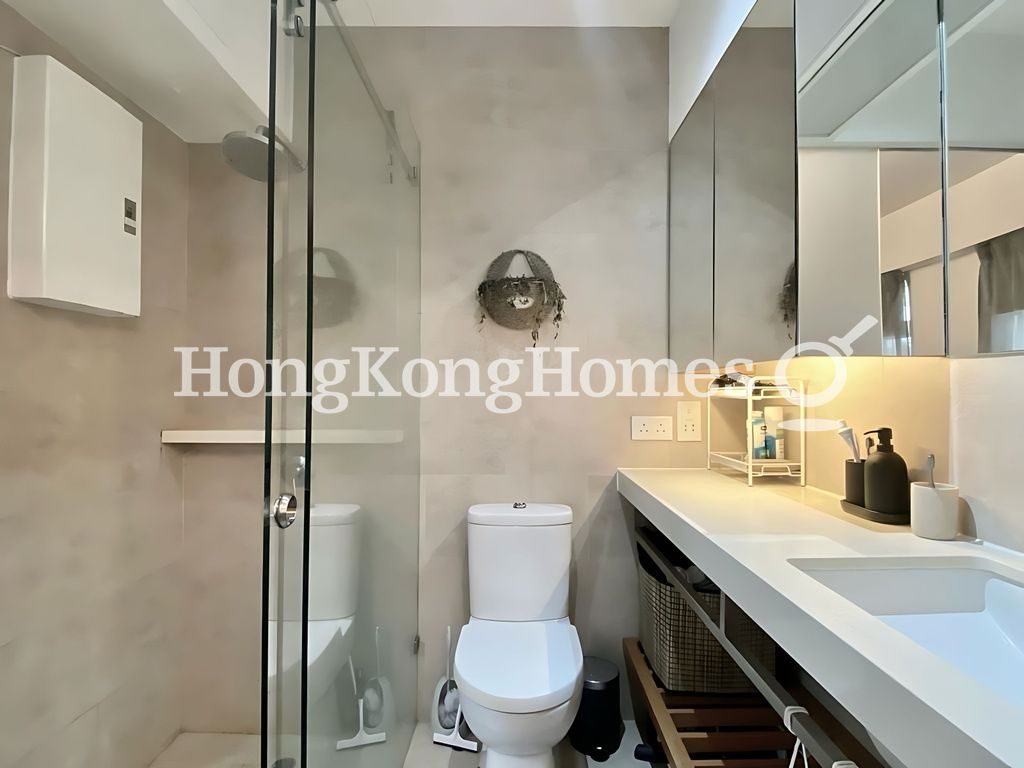 Ensuite Bathroom — 中發大廈，上環