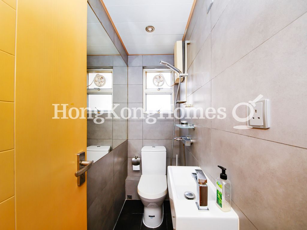 Guest Bathroom — 名仕花園，跑馬地