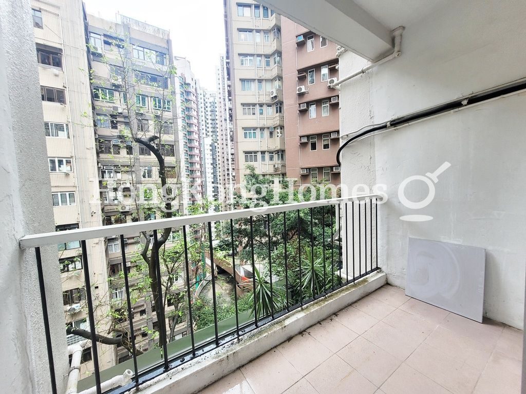 Balcony off Living and Dining Room — 峰景大廈，西半山