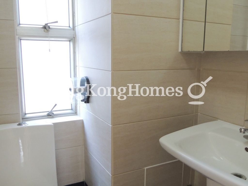 Guest Bathroom — 畢架山花園 - 第2期, 19座，九龍塘