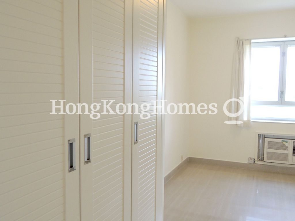 Wardrobe in Master Bedroom — 畢架山花園 - 第2期, 19座，九龍塘